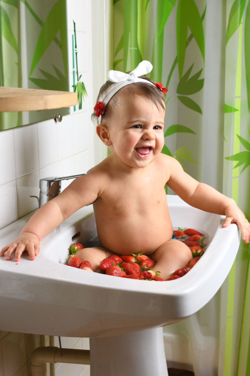 Bain de fraises petite fille dans lavabo Emilie Champeyroux Photographies Auvergne Riom Aigueperse