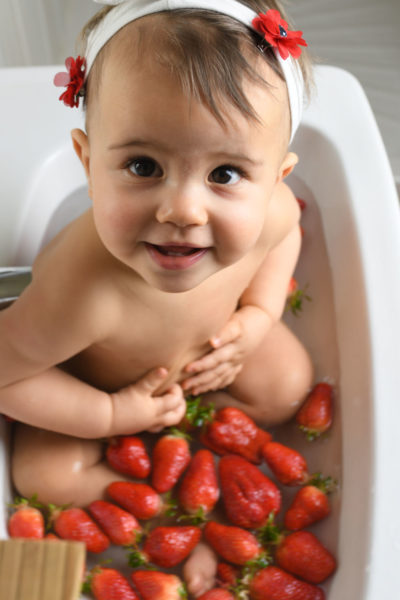 Bain de fraises petite fille dans lavabo Emilie Champeyroux Photographies Auvergne Riom Aigueperse