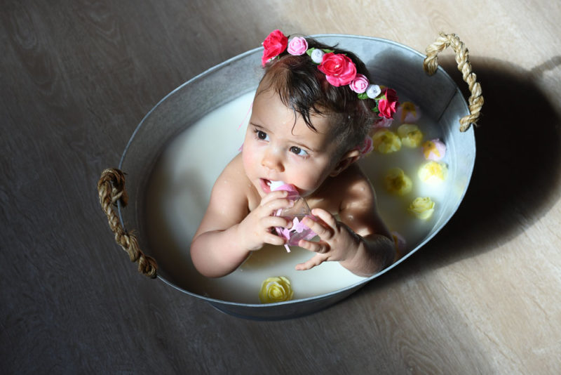 Bain de lait petite fille dans baignoire avec couronne de fleurs Emilie Champeyroux Photographies Auvergne Riom Aigueperse