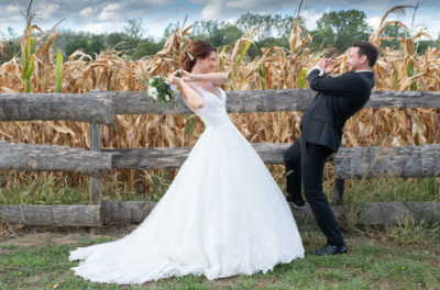 Mariage photos de couple des mariés qui se chamaillent Emilie Champeyroux Photographies Auvergne Riom Aigueperse