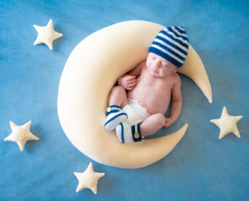 Bébé qui dort dans la lune Emilie Champeyroux Photographies Auvergne Riom Aigueperse