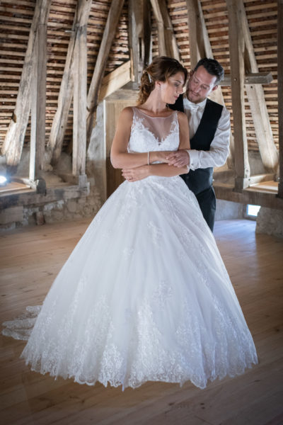 Mariage photos de couple des mariés qui dansent Emilie Champeyroux Photographies Auvergne Riom Aigueperse