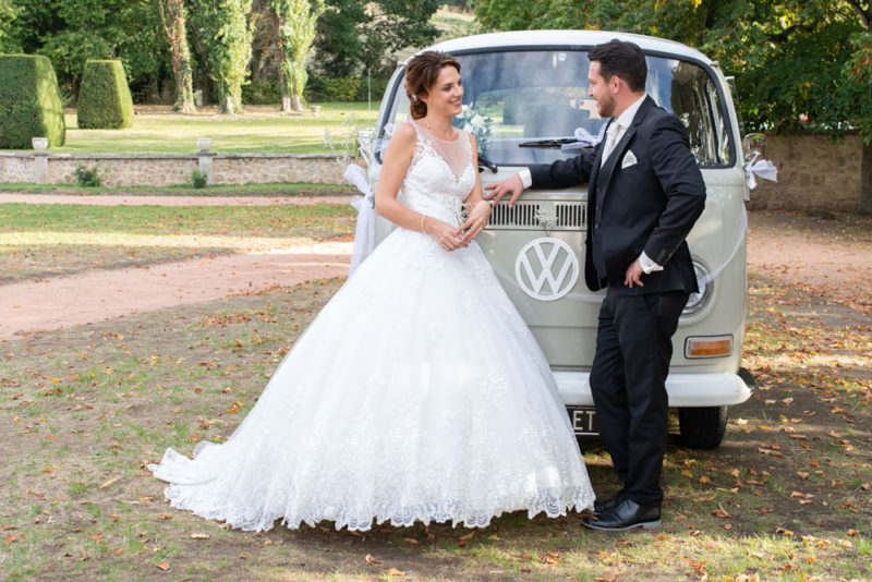 Mariage photos de couple des mariés combi wolswagen Emilie Champeyroux Photographies Auvergne Riom Aigueperse