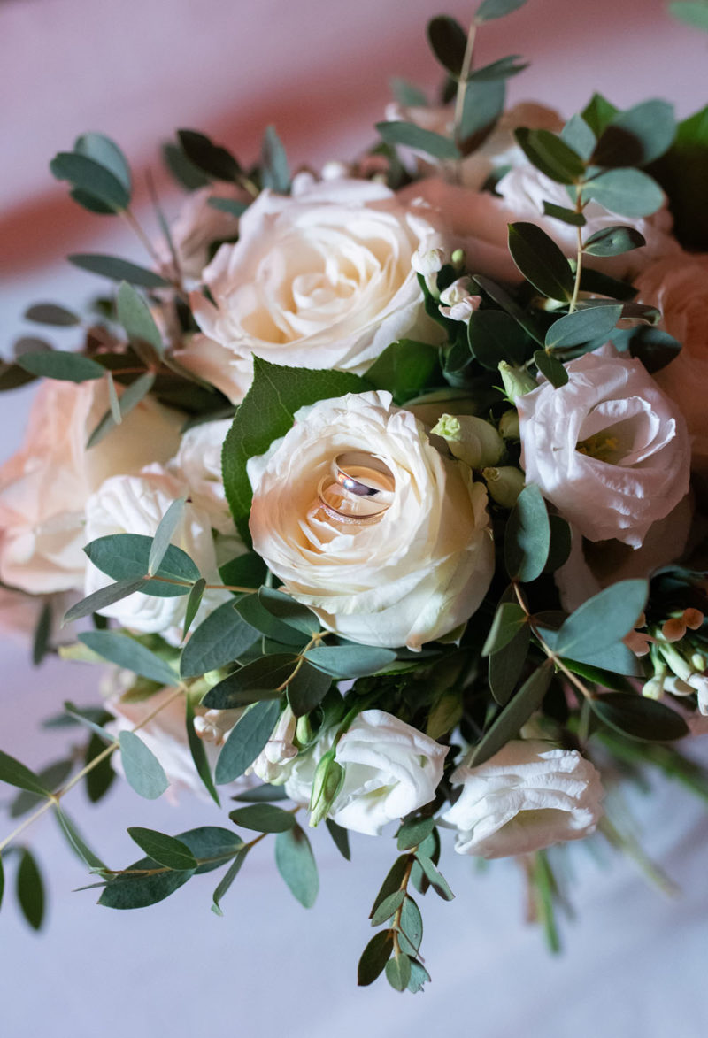 Mariage bouquet de la mariée avec alliances Emilie Champeyroux Photographies Auvergne Riom Aigueperse