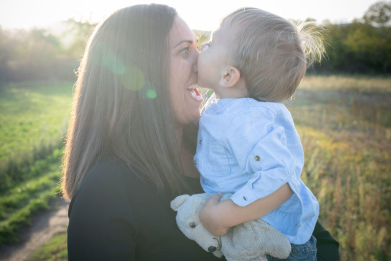 Maman et son petit garçon en extérieur Emilie Champeyroux Photographies Auvergne Riom Aigueperse