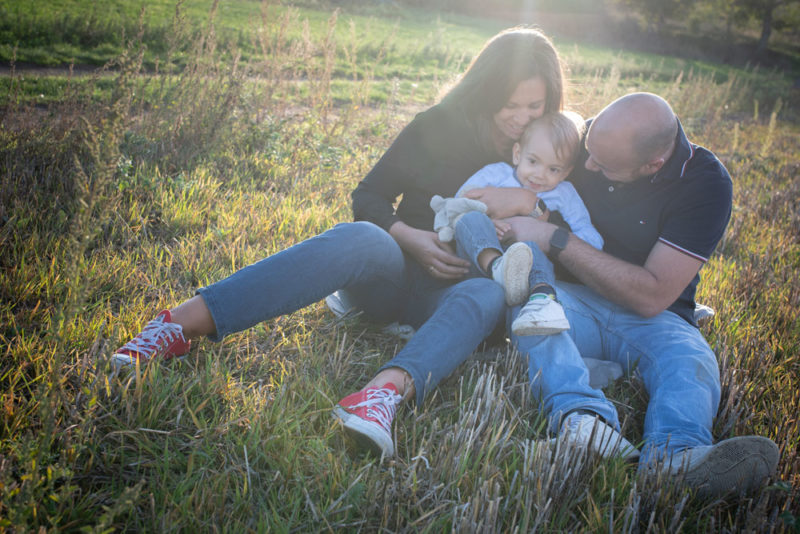 Parents et leur petit garçon en extérieur Emilie Champeyroux Photographies Auvergne Riom Aigueperse