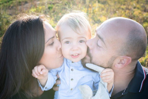 Parents et leur petit garçon en extérieur Emilie Champeyroux Photographies Auvergne Riom Aigueperse