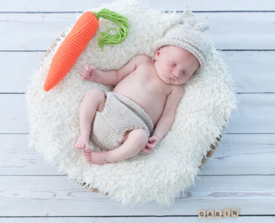 Bébé qui dort dans une panière avec tenue de lapin Emilie Champeyroux Photographies Auvergne Riom Aigueperse