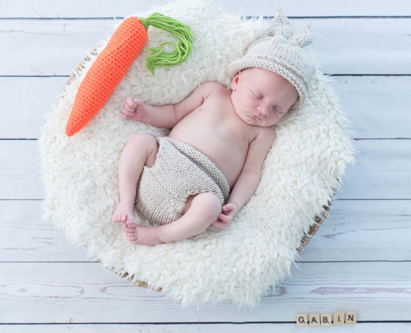 Bébé qui dort dans une panière avec tenue de lapin Emilie Champeyroux Photographies Auvergne Riom Aigueperse
