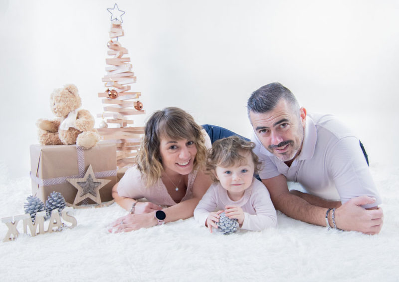 Famille avec décor de Noël Emilie Champeyroux Photographies Auvergne Riom Aigueperse