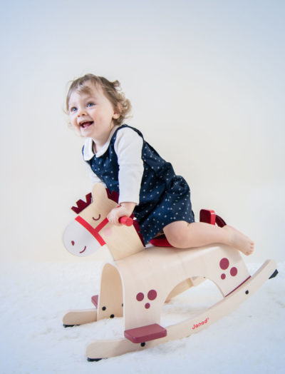 petite fille sur cheval en bois Emilie Champeyroux Photographies Auvergne Riom Aigueperse