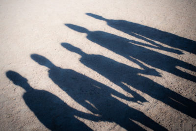 Famille en ombres qui se tiennent la main Emilie Champeyroux Photographies Auvergne Riom Aigueperse