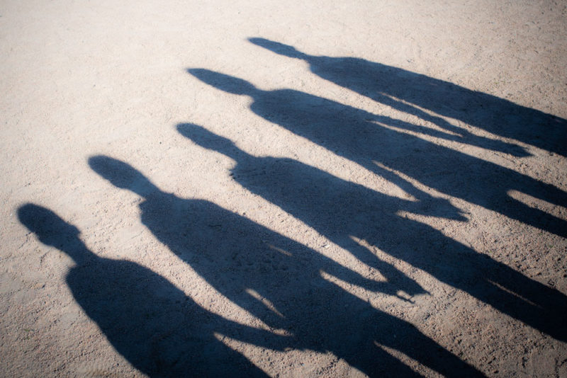 Famille en ombres qui se tiennent la main Emilie Champeyroux Photographies Auvergne Riom Aigueperse