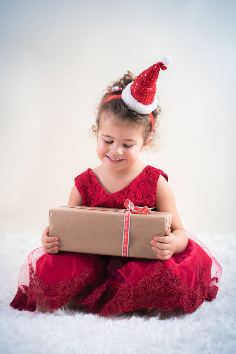 petite fille avec paquet cadeau de Noël Emilie Champeyroux Photographies Auvergne Riom Aigueperse