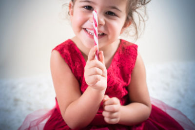 petit fille en robe rouge et sucre d'orge Emilie Champeyroux Photographies Auvergne Riom Aigueperse