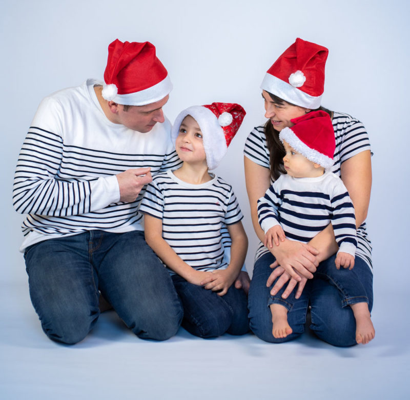 famille en marinière et bonnet de Noël Emilie Champeyroux Photographies Auvergne Riom Aigueperse