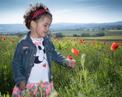 Petite fille dans champ de coquelicots Emilie Champeyroux Photographies Auvergne Riom Aigueperse