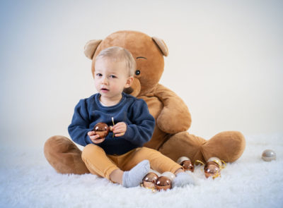 petit garçon avec sa peluche Emilie Champeyroux Photographies Auvergne Riom Aigueperse