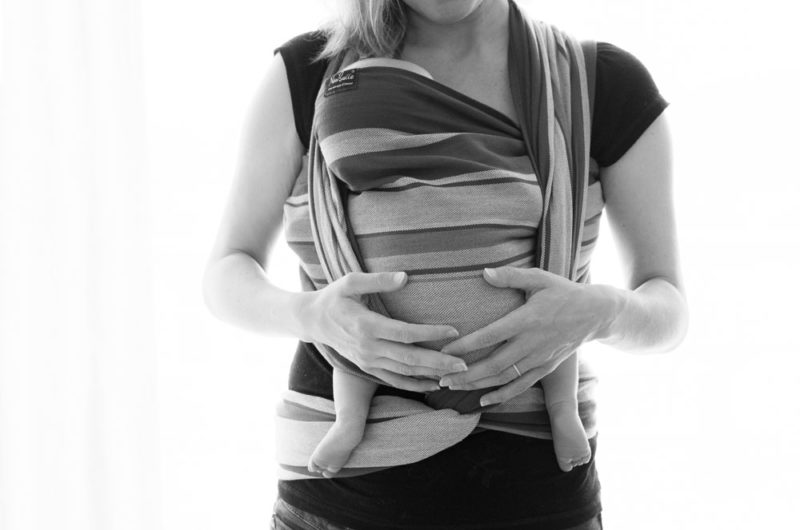 Bébé contre maman qui dort Emilie Champeyroux Photographies Auvergne Riom Aigueperse