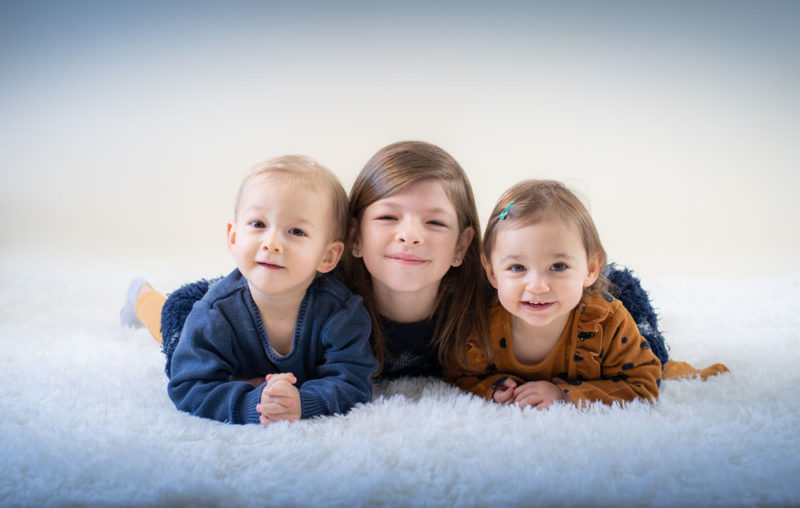 Portrait enfants frère et soeurs en studio Emilie Champeyroux Photographies Auvergne Riom Aigueperse