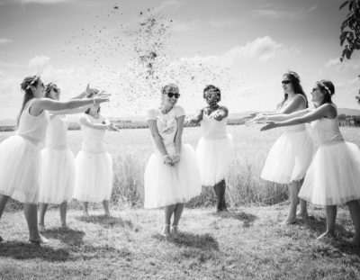 Enterrement de vie de jeune fille EVJF avec confettis Emilie Champeyroux Photographies Auvergne Riom Aigueperse