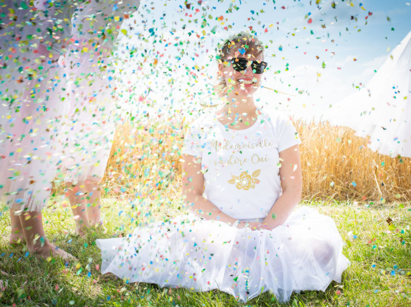 Enterrement de vie de jeune fille EVJF avec confettis Emilie Champeyroux Photographies Auvergne Riom Aigueperse