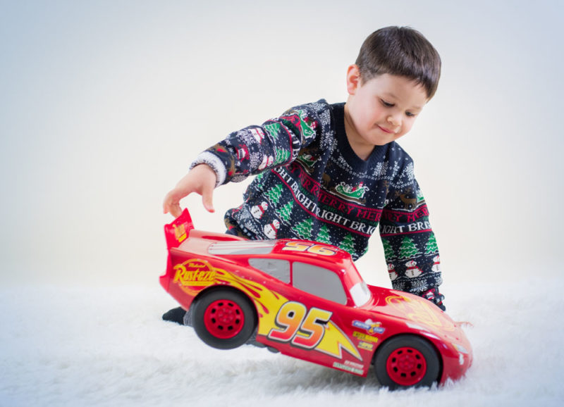 petit garçon avec sa voiture Cars Emilie Champeyroux Photographies Auvergne Riom Aigueperse