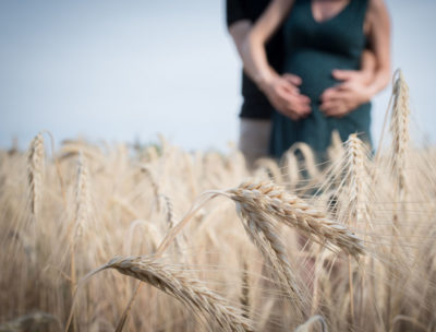 Couple avec femme enceinte dans champ de blé Emilie Champeyroux Photographies Auvergne Riom Aigueperse