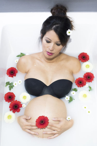 Bain de lait avec fleurs pour grossesse Emilie Champeyroux Photographies Auvergne Riom Aigueperse