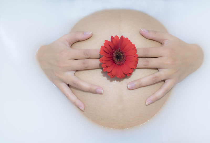 Bain de lait avec fleur pour grossesse Emilie Champeyroux Photographies Auvergne Riom Aigueperse