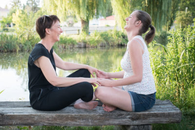 Mère et fille en extérieur Emilie Champeyroux Photographies Auvergne Riom Aigueperse