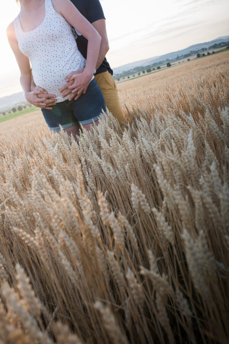 Couple avec femme enceinte dans champ de blé Emilie Champeyroux Photographies Auvergne Riom Aigueperse