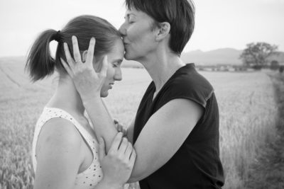 Mère et fille en extérieur Emilie Champeyroux Photographies Auvergne Riom Aigueperse