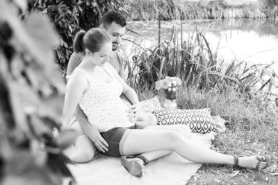 Couple avec femme enceinte au bord de l'eau Emilie Champeyroux Photographies Auvergne Riom Aigueperse