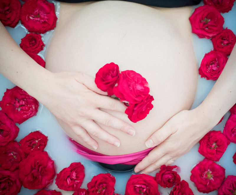 Bain de lait avec roses pour grossesse Emilie Champeyroux Photographies Auvergne Riom Aigueperse