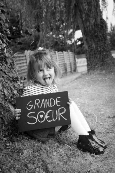 petite fille avec ardoise grande sœur Emilie Champeyroux Photographies Auvergne Riom Aigueperse