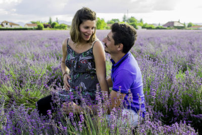 Couple avec femme enceinte dans champ de lavande Emilie Champeyroux Photographies Auvergne Riom Aigueperse