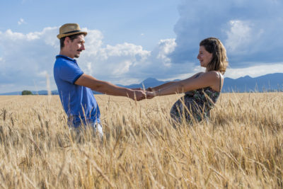 Couple avec femme enceinte dans champ de blé Emilie Champeyroux Photographies Auvergne Riom Aigueperse