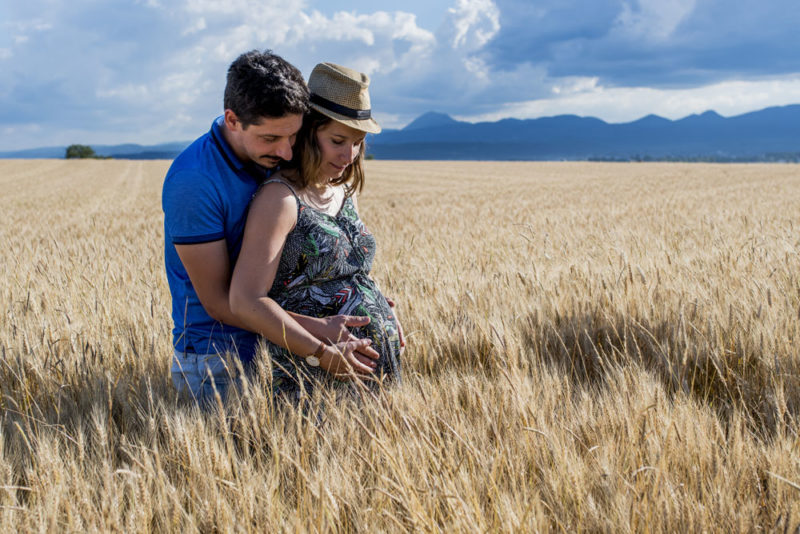 Couple avec femme enceinte dans champ de blé Emilie Champeyroux Photographies Auvergne Riom Aigueperse