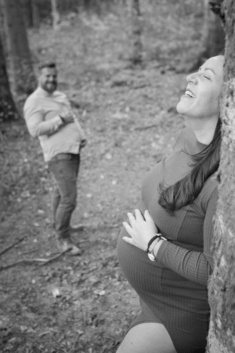 Couple avec femme enceinte qui rigole Emilie Champeyroux Photographies Auvergne Riom Aigueperse