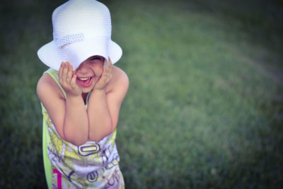 Portrait petite fille avec chapeau Emilie Champeyroux Photographies Auvergne Riom Aigueperse
