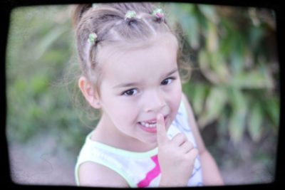 Portrait petite fille faisant chut Emilie Champeyroux Photographies Auvergne Riom Aigueperse