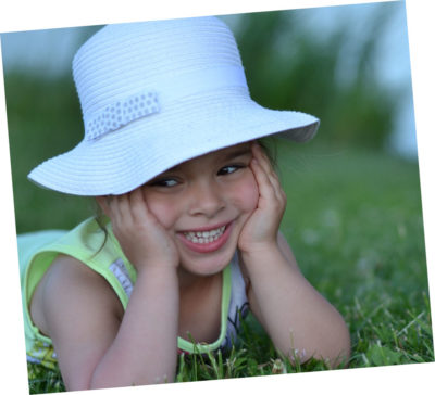 Portrait petite fille avec chapeau Emilie Champeyroux Photographies Auvergne Riom Aigueperse