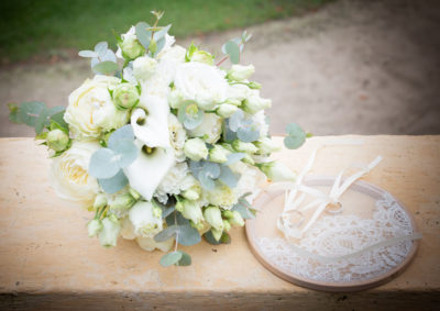 Bouquet de la mariée avec les alliances Emilie Champeyroux Photographies Auvergne Riom Aigueperse