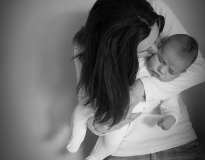 Maman et son bébé qui dort Emilie Champeyroux Photographies Auvergne Riom Aigueperse