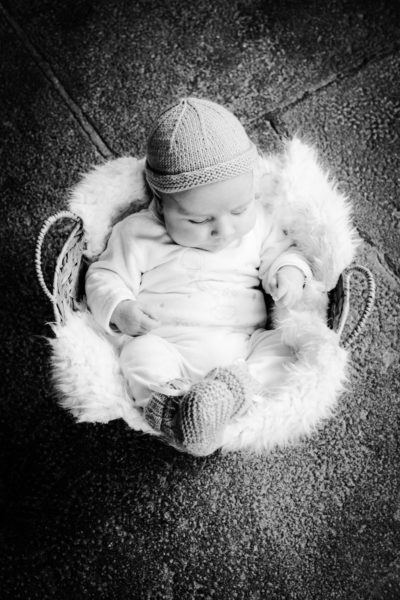 Bébé qui dort dans une panière Emilie Champeyroux Photographies Auvergne Riom Aigueperse