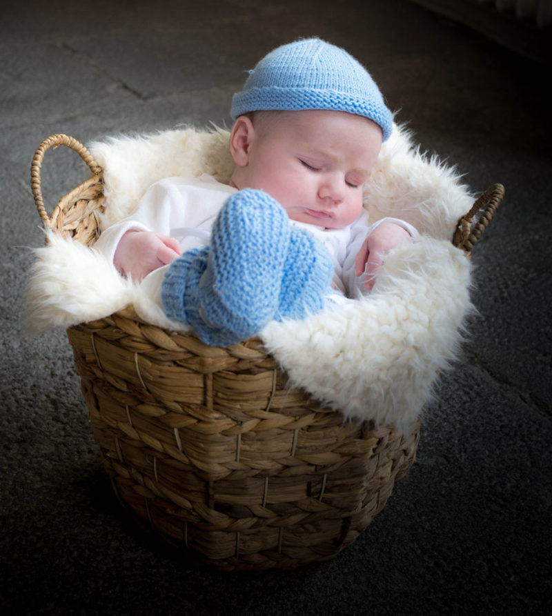 Bébé qui dort dans une panière Emilie Champeyroux Photographies Auvergne Riom Aigueperse
