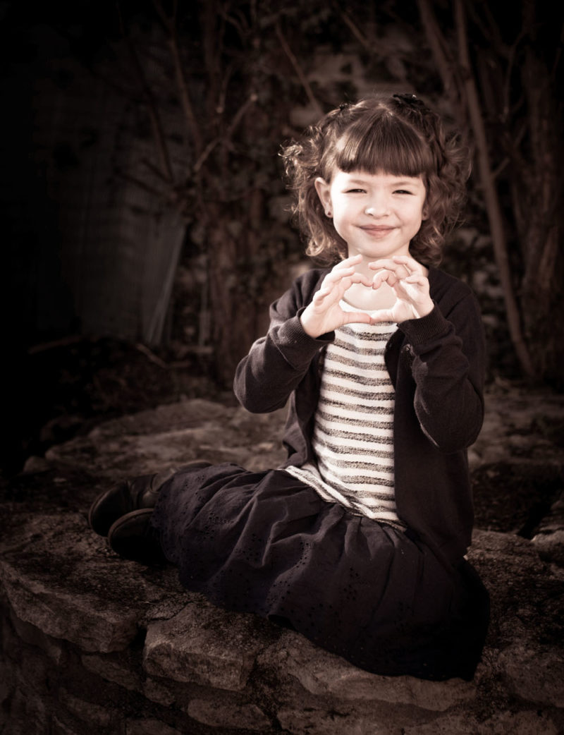 Petite fille faisant un cœur avec ses mains Emilie Champeyroux Photographies Auvergne Riom Aigueperse