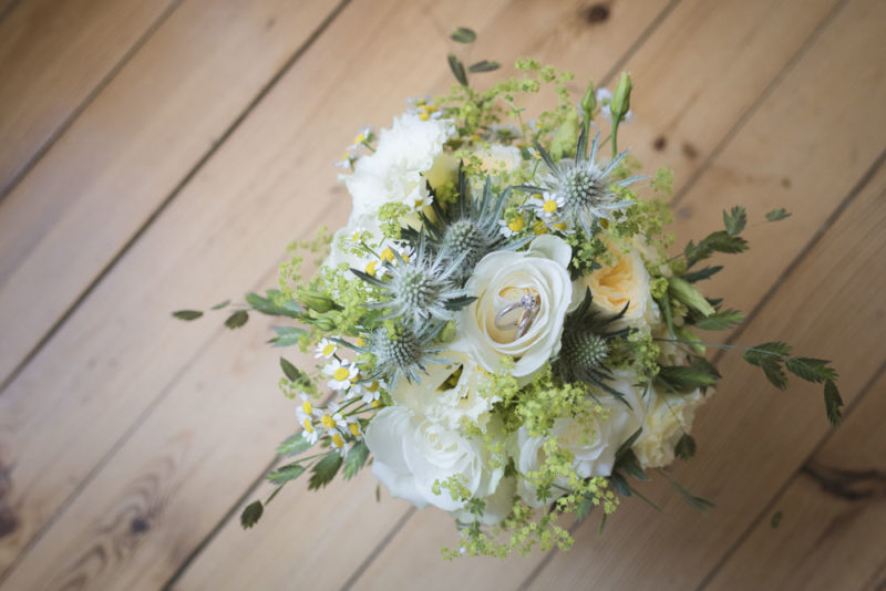 Mariage bouquet de la mariée avec alliances Emilie Champeyroux Photographies Auvergne Riom Aigueperse