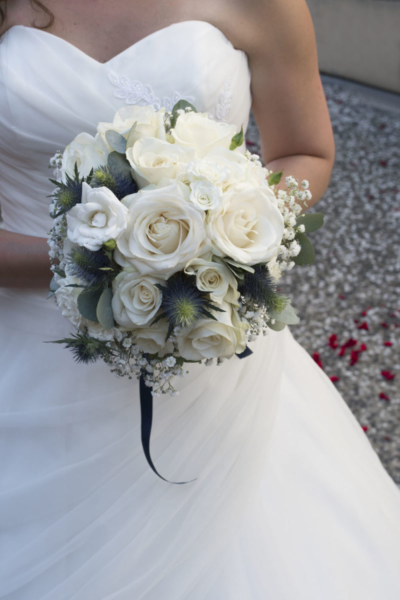 Mariage bouquet de la mariée avec sa robe Emilie Champeyroux Photographies Auvergne Riom Aigueperse